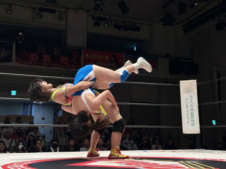 投げ技、寝技とレスリングのテクニックは大きな武器になっている