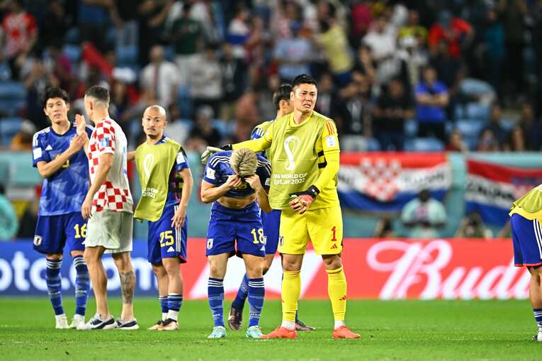 クロアチア戦後、選手たちをなぐさめ、自身も涙する川島　©Takuya Kaneko／JMPA