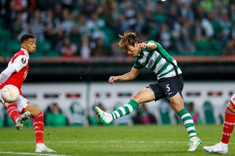 「モリタ、モリタ」とポルトガル地元カメラマン称賛…冨安健洋vs守田英正が「試合後にユニ交換」“EL日本人対決”を撮った(22)