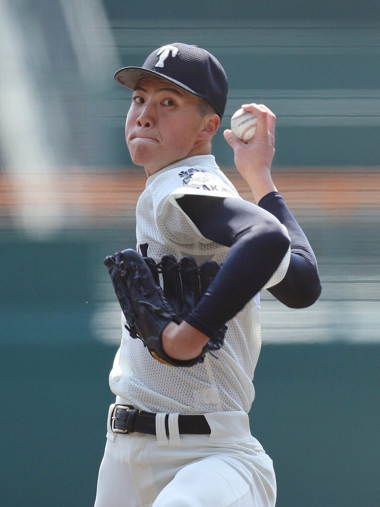 監督の西谷も「難しい」という甲子園の初戦で好投した大阪桐蔭の背番号「1」平嶋　©JIJI PRESS