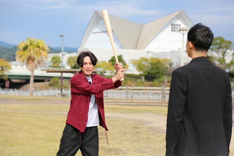 横田慎太郎さんからバッティング指導を受ける間宮さん　©ABCテレビ