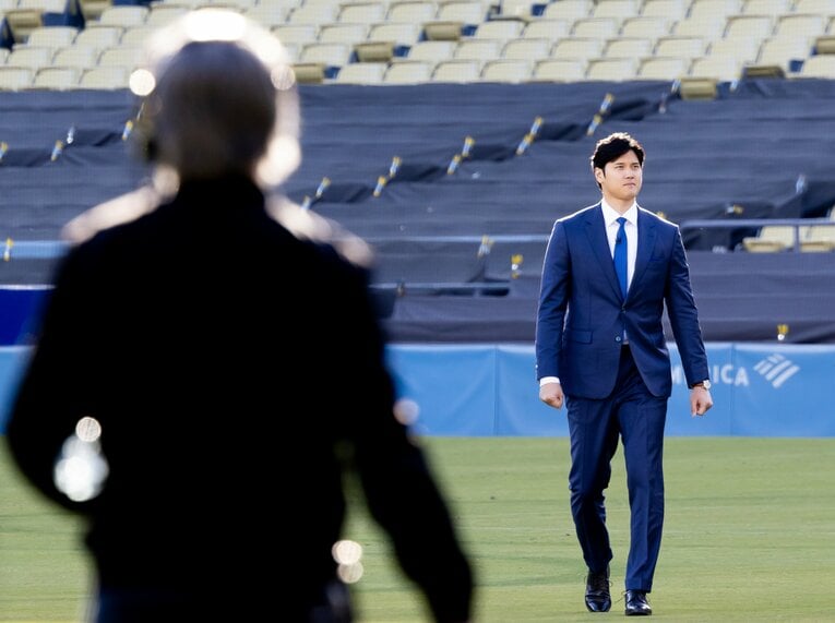 ドジャースタジアムに登場した大谷（スクロールすると歴史的「お着替え」の一部始終をご覧になれます）　©Christina House / Los Angeles Times via Getty Images