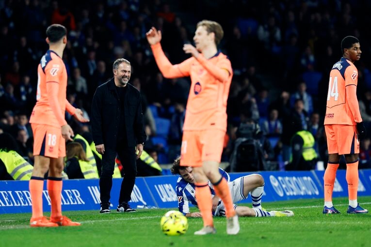 判定に納得のいかない、バルサ監督ハンジ・フリックと選手たち（写真は続きます）　©Daisuke Nakashima