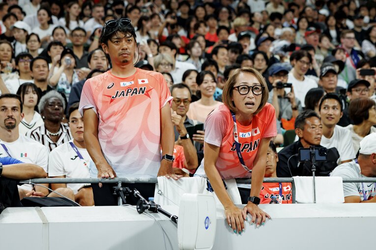 高橋と二人三脚で戦う醍醐奈緒美コーチ（右）。左は奈緒美コーチの夫で元男子走高跳日本記録保持者の直幸さん　©Kiichi Matsumoto