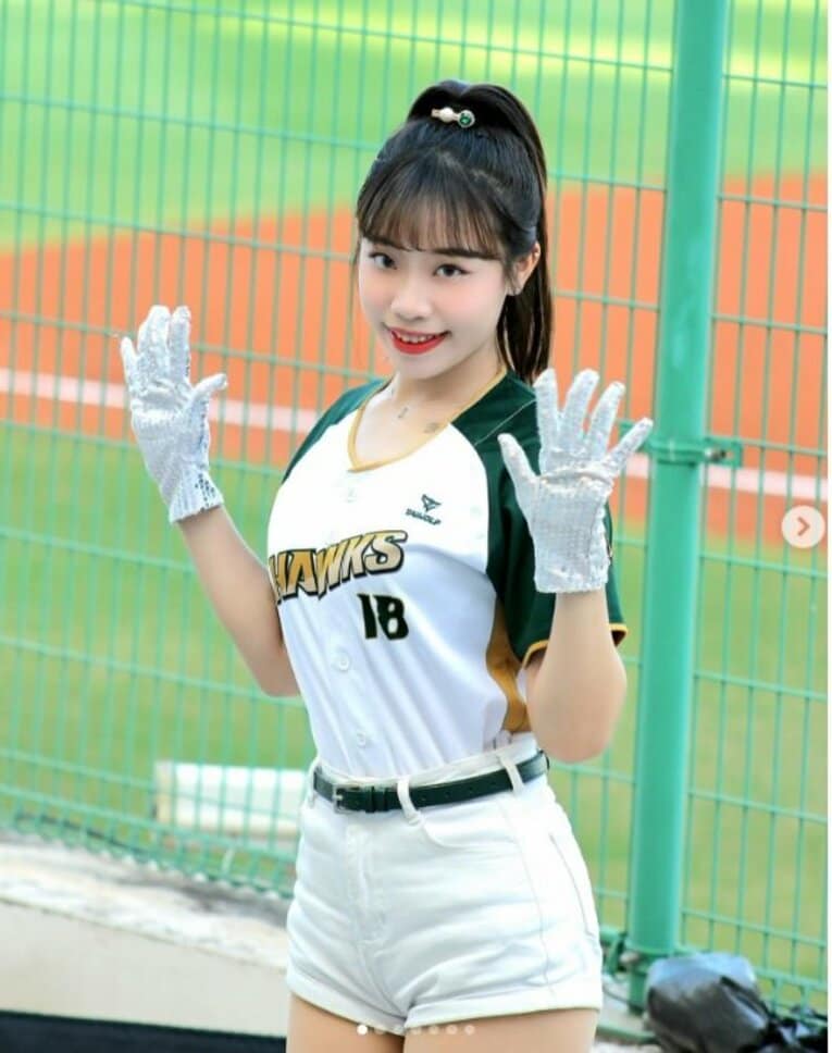 「日本でも大人気…中には韓流アイドルも！」小野寺の所属する台鋼ホークス・チアリーダーたち／公式インスタグラムより