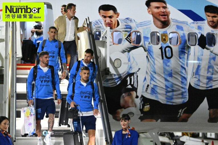 カタールに到着して、自分たちの写真が施された飛行機から降りてくるメッシらアルゼンチン代表選手 ／ photograph by Getty Images