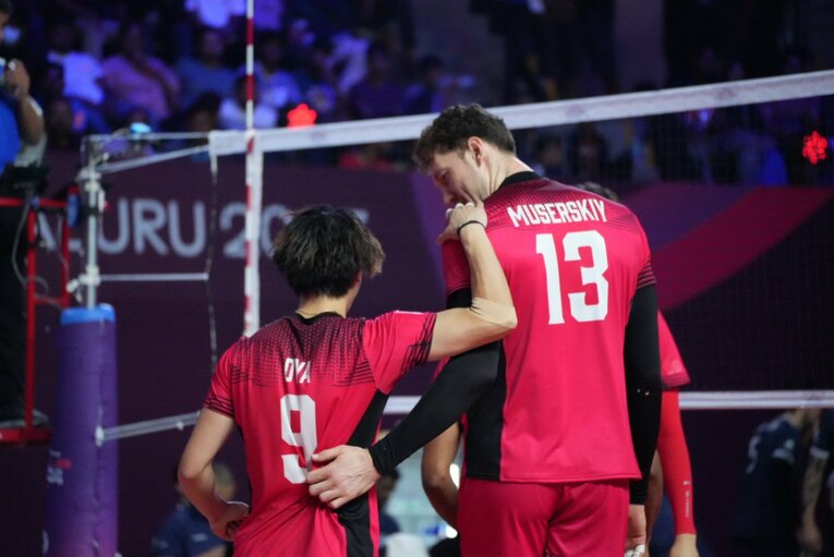 身長218cmのムセルスキーとセッター大宅（世界クラブ選手権）©︎SUNTORY SUNBIRDS©︎SUNTORY SUNBIRDS