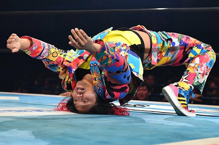 深刻な頚椎の怪我を負ったはずの選手が……怪我を完治させ、見事な首ブリッジを披露した高橋ヒロム ／ photograph by Essei Hara