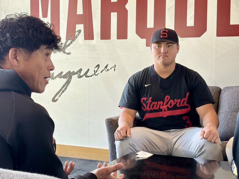 ソフトバンク城島健司CBO（左）からドラフト指名のあいさつを受けた佐々木麟太郎［福岡ソフトバンクホークス提供］©︎JIJI PRESS