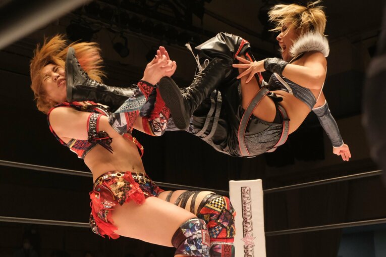 3月13日、後楽園大会での前哨戦で朱里の顔面に容赦ないキックを見舞うジュリア　©Norihiro Hashimoto