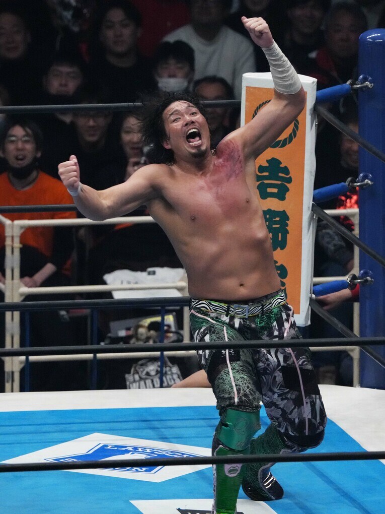 道化師パフォーマンスを見せるジェイク・リー　©Essei Hara