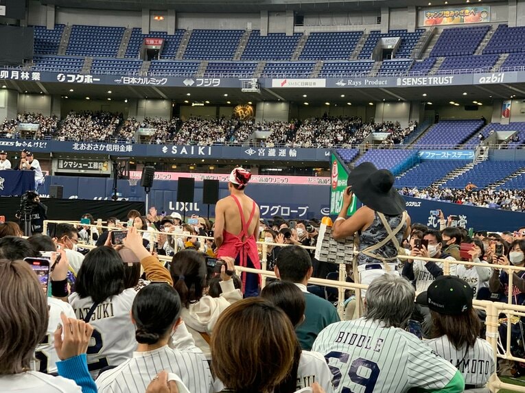 吹田の主婦（山崎）と芦屋のマダム（宇田川）の登場に歓喜するオリックスファン（2022年ファンフェスタ）©︎Noriko Yonemushi