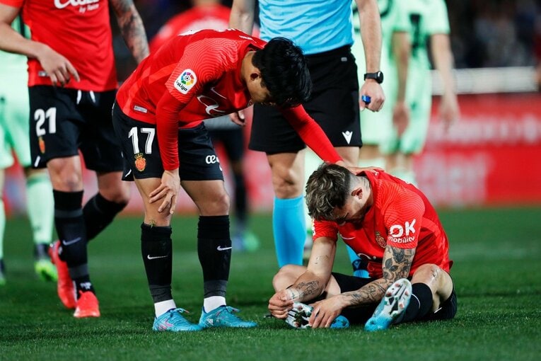 久保建英の“劇的決勝ゴール後に消えた疾走”は「客席に飛び込みたかったけど高すぎて無理」だった？《カメラマンが見た真相》(22)