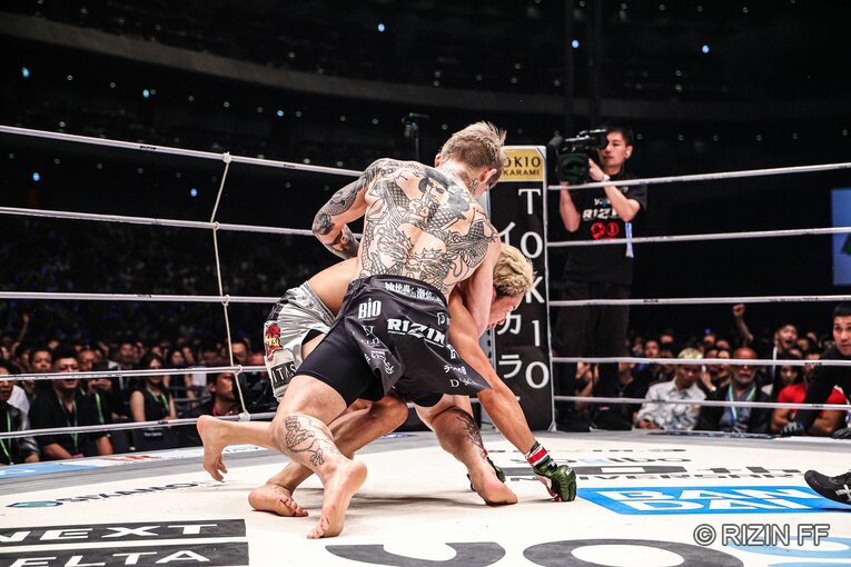 パウンドの追撃→KOまで　©RIZIN FF