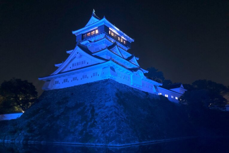 美しくライトアップされた夜の小倉城　©Essei Hara