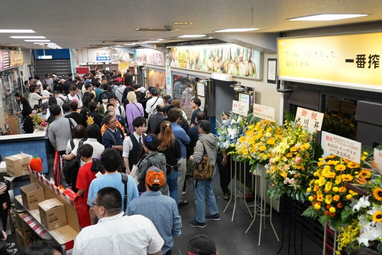 後楽園ホールのロビーは試合前から人でごった返していた　©Essei Hara