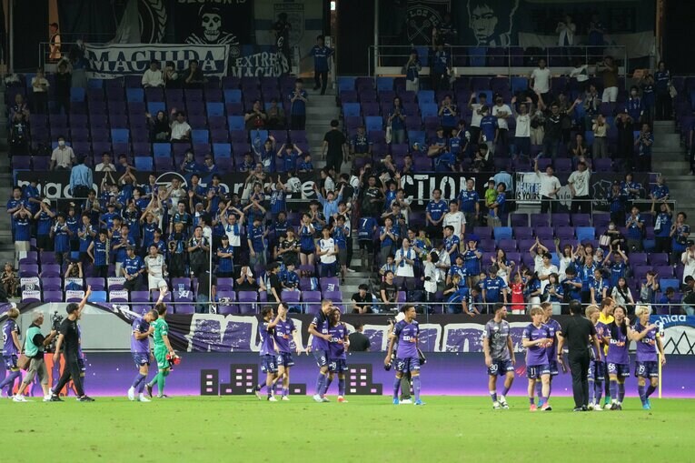 アウェイの広島まで駆けつけた町田のサポーターたち　©Masashi Hara