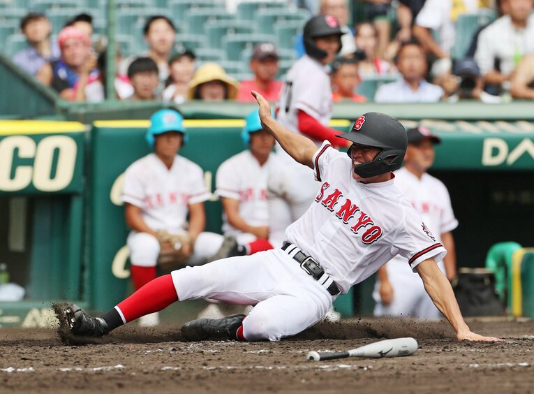 ホームインする焔硝岩（えんしょういわ）央輔、監督は雰囲気を変えてくれる存在と評価　©JIJI PRESS