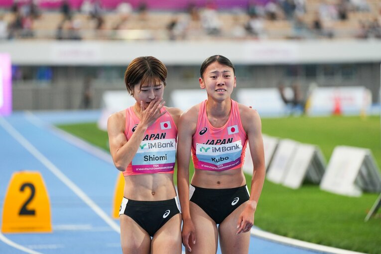 ゴール後、同じ代表の塩見に声をかけられ悔しそうな表情に　©︎Satoshi Wada