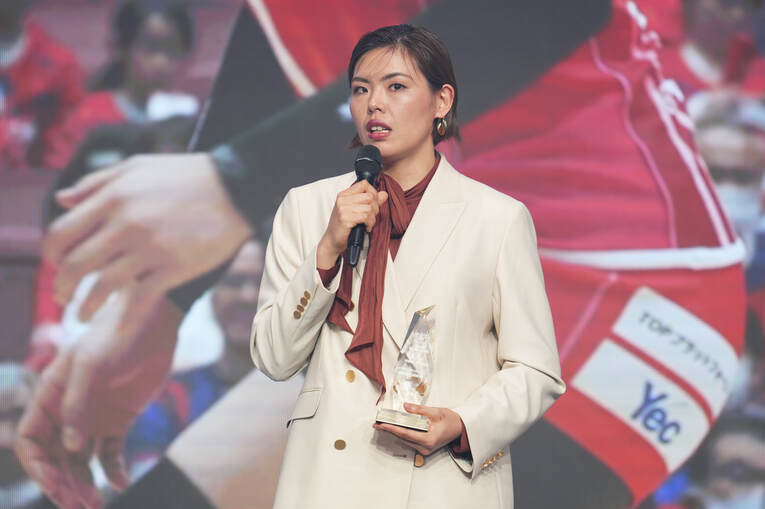 「SVリーグアワード2024-25」でレギュラーシーズンベスト6（ミドルブロッカー）に選ばれ表彰された島村　©︎AFLO