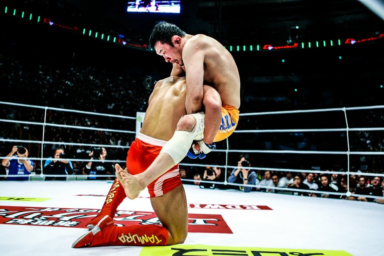 田村をグラウンドに引き込む桜庭