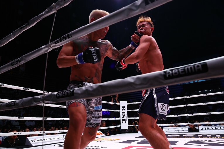 YA-MANと山口裕人の壮絶な殴り合い　©RISE/Chiyo Yamamoto