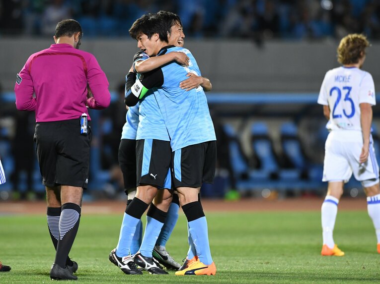 中村憲剛と抱き合う谷口彰悟（2017年）©Masashi Hara/Getty Images