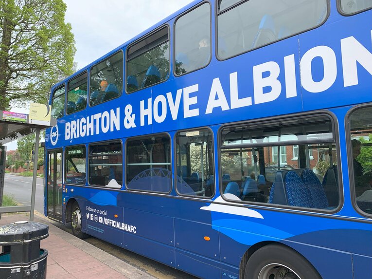 市内のバスもクラブカラーに　©Yoichi Igawa　