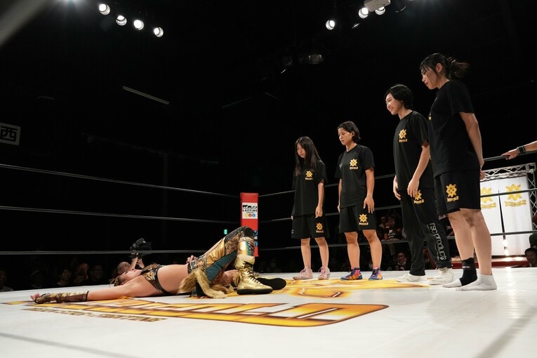 練習生4人もリングに上がった　©Essei Hara