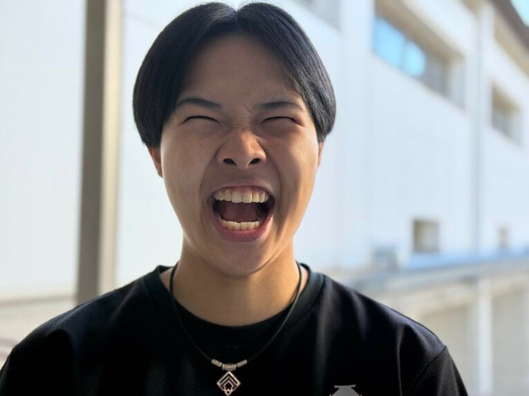 地震から約1年後…日吉彩さん。「えー、なんで分かるんですか!?　へへへ。変顔、得意です」　©Yuji Yanagawa