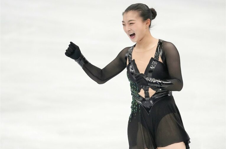 今季最後となるフリーの演技後、全身を使って飛び跳ね、ガッツポーズを見せる坂本 ／ photograph by JIJI PHOTO