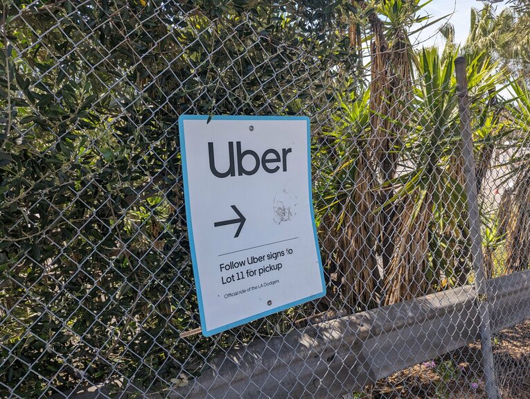 球場にはUber乗り場への案内があるのでそちらに沿って　©Aki