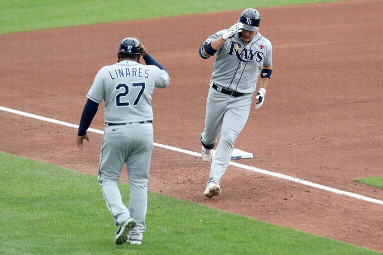 レイズ時代、ホームランを放った筒香　©Getty Images