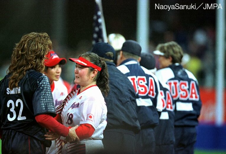 女子ソフトボールで日本のエースとして君臨したのは“女大魔神”の異名を取った高山樹里。決勝のアメリカ戦では涙をのんだものの5勝を挙げる活躍。なおその後はボブスレーへの競技転向のち、車いすソフトボールの普及に励んでいるという。 ／ photograph by Naoya Sanuki／JMPA