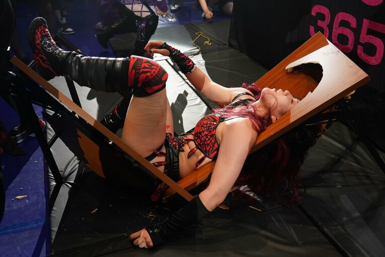 刀羅ナツコのダイビング・ボディプレスによって机に“詩美型”の穴が開いた衝撃的なシーン