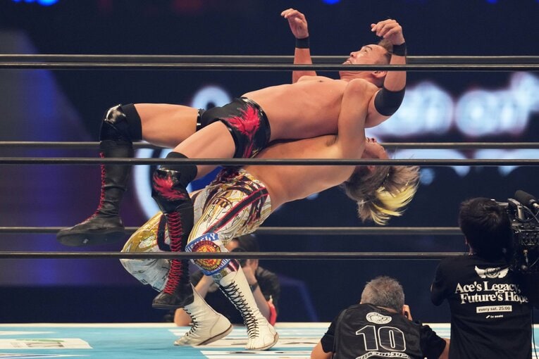 ドラゴンスープレックスでオカダ・カズチカを投げる棚橋弘至　©Essei Hara