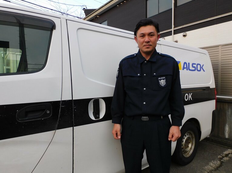 現在は「ALSOK秋田」で現金輸送の仕事に就く辻内さん　©︎Haruka Sato