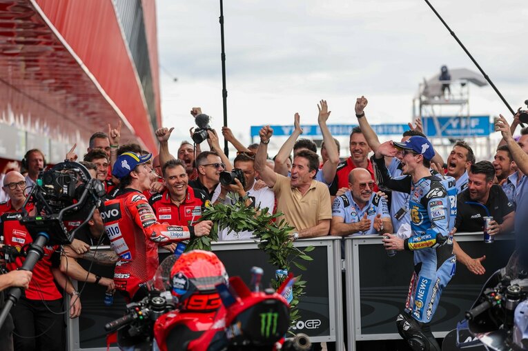 決勝後のパルクフェルメで喜ぶマルケス兄弟　©Satoshi Endo