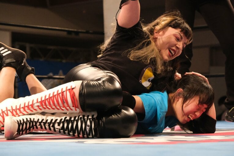 「女優vs交通情報のお姉さん」に18歳同士“意地の張り合い”対決も… 若手勢ぞろいの興行“ピースパ”に見る女子プロレスの未来(32)