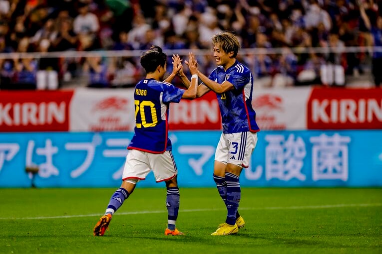 久保建英とハイタッチ→熱くハグする中村敬斗　©Kiichi Matsumoto