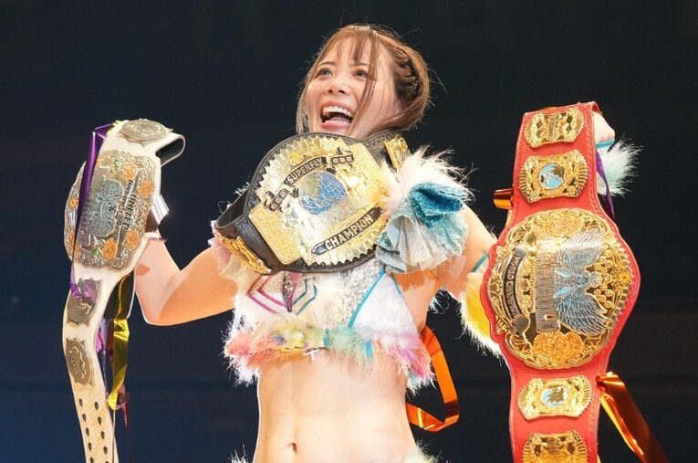3WAY勝ち抜き戦に勝利し3本のベルトを手にした“アイコン”岩谷麻優。10月24日、両国国技館 ／ photograph by Essei Hara