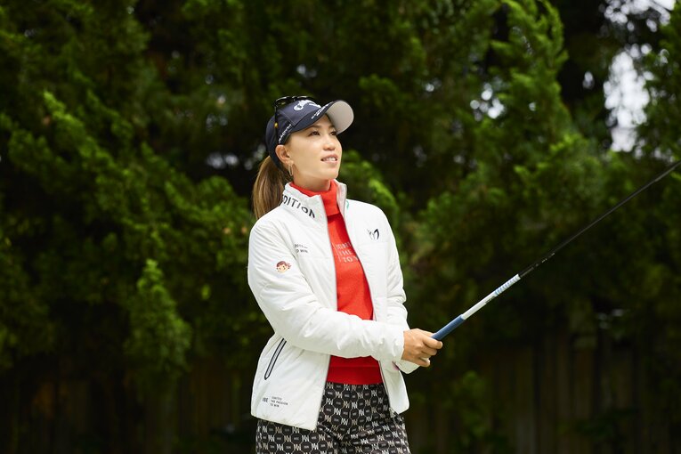 高機能中綿ブルゾンにカシミヤニットを合わせたクールなコーディネイト。「軽やかで機能的なブルゾンは、保温性が抜群で冬のゴルフにおすすめ。パンツも裏起毛のボンディングで暖かなのにスポーティに見えるのがお気に入りです。ラグジュアリーなカシミヤニットもアクセントとしてバッチリ」ブルゾン￥52,800、カシミヤハイネックニット￥46,200、パンツ￥33,000