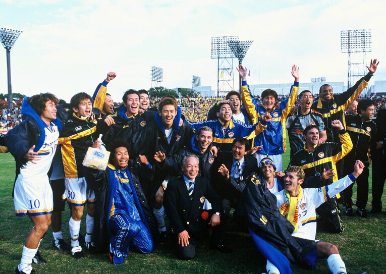 J1昇格を決めて喜ぶベガルタ仙台（2001年）©︎Takao Yamada