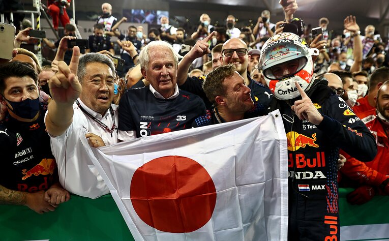 チャンピオンを決めたフェルスタッペンは山本氏と共に日本国旗を掲げて喜びを表した　©Getty Images / Red Bull Content Pool