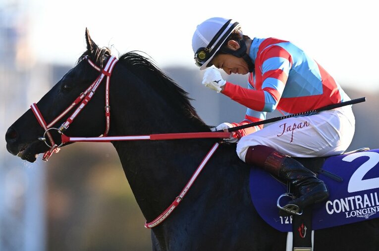 史上3頭目の無敗三冠馬となったコントレイル。2021年のJCで有終の美を飾り、福永祐一は鞍上で感極まった ／ photograph by Keiji Ishikawa