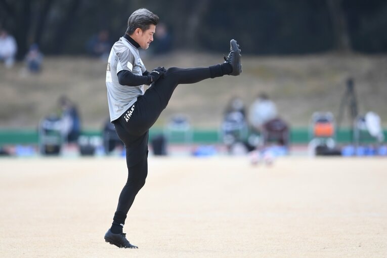 3月13日のJFL開幕戦、入念にアップをする三浦知良　©Masashi Hara