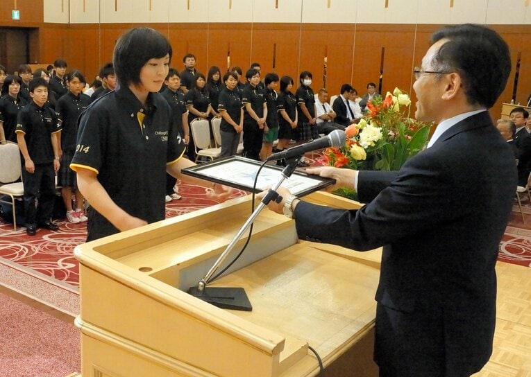 東京五輪に向けた強化指定証を受け取る大学時代の角田（2014年7月）　©︎Asahi Shimbun