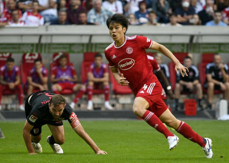 ドイツ2部デュッセルドルフでプレーする田中碧　©AFLO