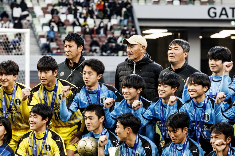 高原監督（左）と吉谷剛コーチ（右）が築いてきた土台に、今季からゼネラルアドバイザーとして加わった名将・平清孝（中央）の信念が選手たちの飛躍を後押しした　©︎Kiichi Matsumoto