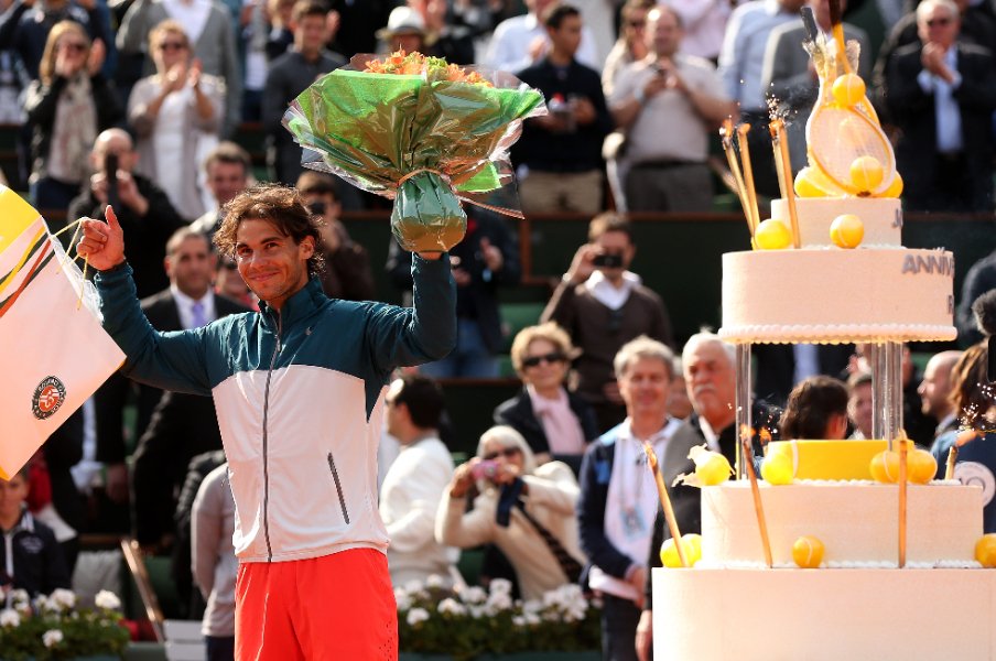 赤土の王者 ナダルが35歳に 全仏恒例の 特大ケーキで祝福 は16年前のフェデラー撃破から始まった 男子テニス Number Web ナンバー